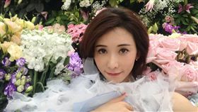 林志玲被群花包圍另類的「花團錦簇」。（圖／翻攝自微博）
