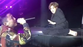 男粉絲搶下麥克風接唱卻因為五音不全嚇壞台上的A-Lin。（圖／翻攝自微博）