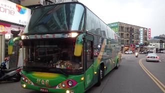 遊覽車擦撞開走　正義哥霸氣逆向攔車