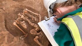 英國,紐因頓飯店,整修,改裝,人骨,殘骸,埋葬,青銅器,考古,挖掘,千年
https://twitter.com/YATNews/status/989785213646630912