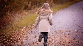 腳踏車位子不夠…吳妹乖巧讓位給年幼弟　每日跑2公里回家