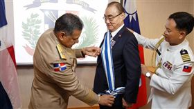 多明尼加國防部長寶林諾上將25日頒授馮部長「開國元勳大十字勳章」。(圖／翻攝自國防部發言人臉書)