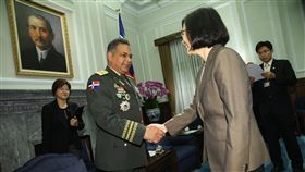 蔡總統接見多明尼加國防部長（1）總統蔡英文（右2）23日上午在總統府接見多明尼加國防部長寶林諾上將（左2），雙方握手致意。中央社記者謝佳璋攝　106年10月23日