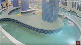 奇蹟！男童受困泳池8分鐘　送醫搶救撿回一命（圖／翻攝自Daniel Kalemasi YouTube）