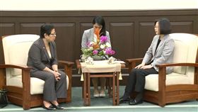 蔡英文總統1日接見吉里巴斯共和國駐台大使游黛姤（Teekoa Iuta）。（圖／總統府拍帶截圖）