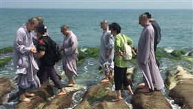 爆料公社,北海岸,新北,老梅綠石槽,出家人,綠藻礁,告示牌
https://www.facebook.com/photo.php?fbid=10156458685089268&set=pcb.2082721828427107&type=3&theater&ifg=1