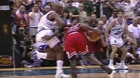 Michael Jordan,Bryon Russell,絕殺（圖／翻攝自YouTube）