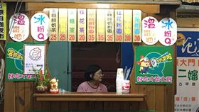 花蓮東大門夜市粉圓攤老闆娘超像蔡英文。（記者郭奕均攝影）