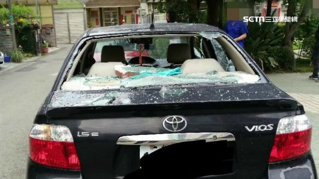 恐怖情人不滿分手　持棍砸車破壞門鎖