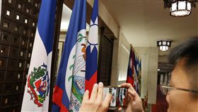 多明尼加與台斷交（2）外交部長吳釗燮1日召開記者會，宣布中美洲友邦多明尼加與中華民國斷交。上午多明尼加共和國的旗幟（左）還掛在外交部大廳。中央社記者郭日曉攝　107年5月1日