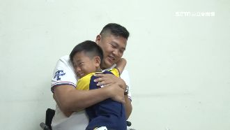 軍官車禍癱瘓　妻離去他獨養幼子9年