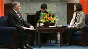 多明尼加駐台大使索托（Miguel Ángel Soto Jiménez）去年7月3日到總統府呈遞到任國書，並與蔡英文總統相互交流。（總統府提供）
