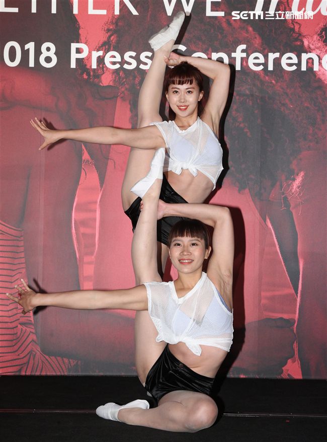 雙人特技舞蹈展現力與美。（記者邱榮吉/攝影）