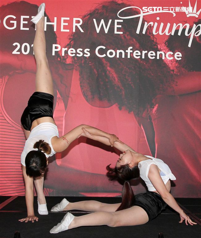 雙人特技舞蹈展現力與美。（記者邱榮吉/攝影）