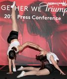 雙人特技舞蹈展現力與美。（記者邱榮吉/攝影）