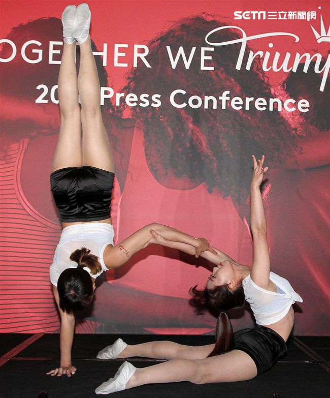 雙人特技舞蹈展現力與美。（記者邱榮吉/攝影）