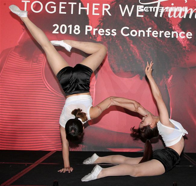 雙人特技舞蹈展現力與美。（記者邱榮吉/攝影）