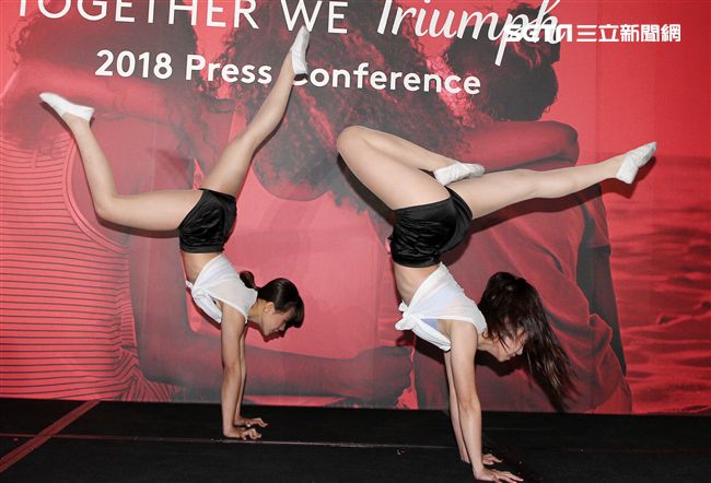 雙人特技舞蹈展現力與美。（記者邱榮吉/攝影）