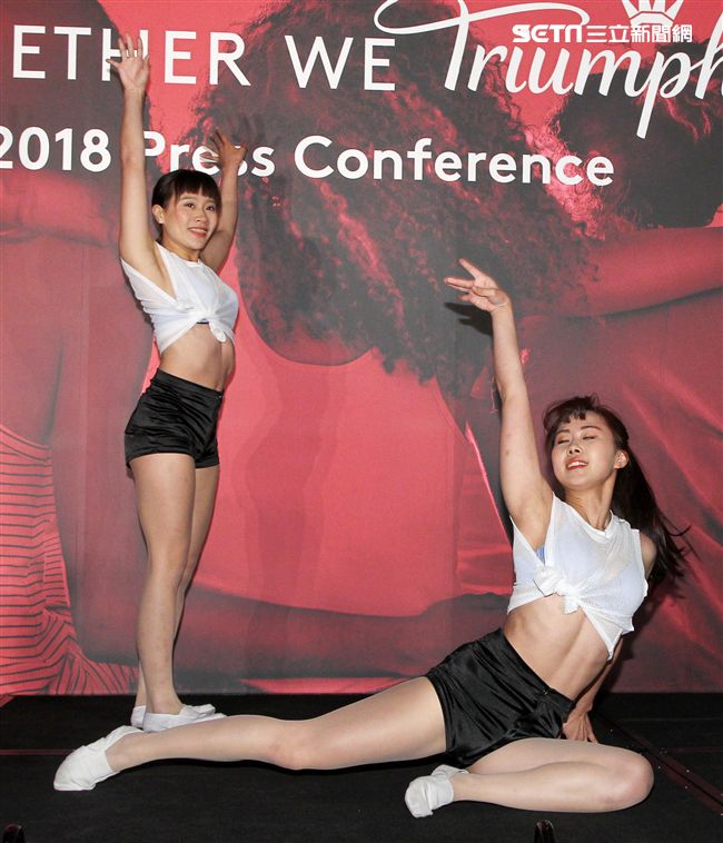 雙人特技舞蹈展現力與美。（記者邱榮吉/攝影）