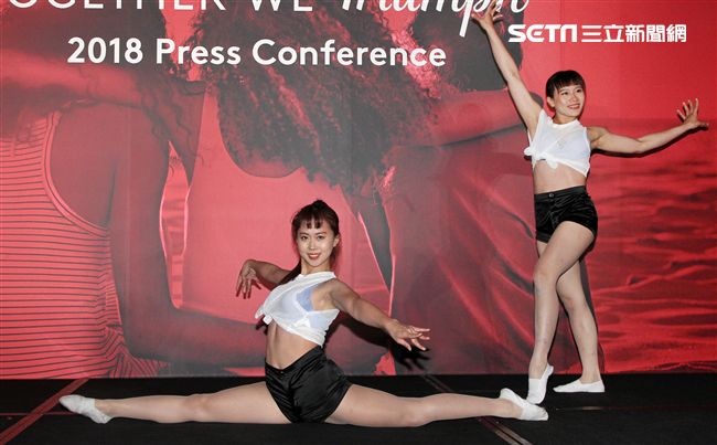 雙人特技舞蹈展現力與美。（記者邱榮吉/攝影）