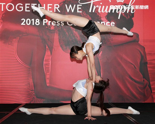 雙人特技舞蹈展現力與美。（記者邱榮吉/攝影）