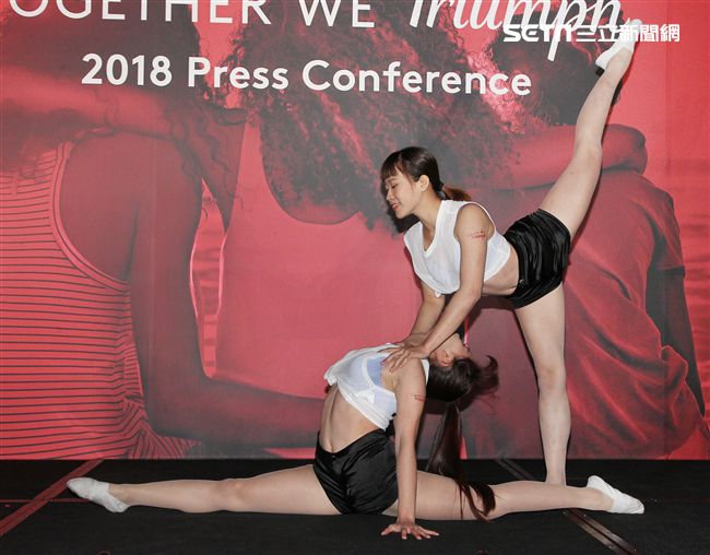 雙人特技舞蹈展現力與美。（記者邱榮吉/攝影）