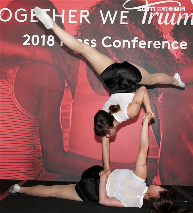 雙人特技舞蹈展現力與美。（記者邱榮吉/攝影）