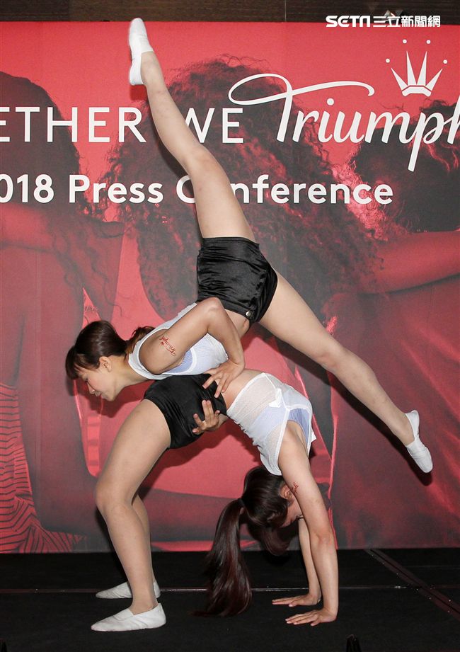 雙人特技舞蹈展現力與美。（記者邱榮吉/攝影）