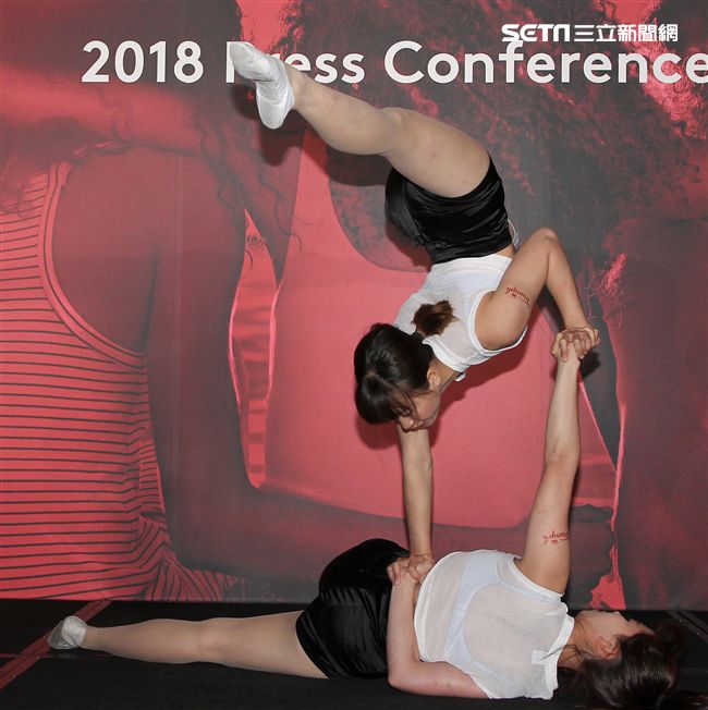 雙人特技舞蹈展現力與美。（記者邱榮吉/攝影）