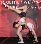 雙人特技舞蹈展現力與美。（記者邱榮吉/攝影）