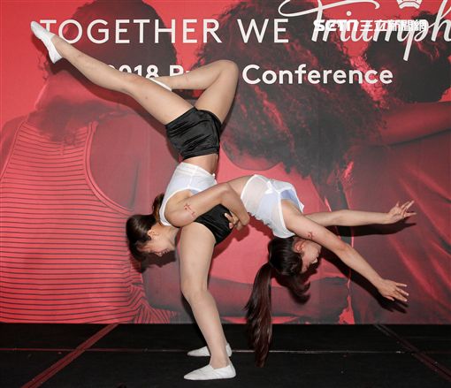 雙人特技舞蹈展現力與美。（記者邱榮吉/攝影）