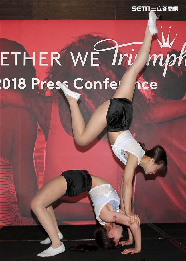 雙人特技舞蹈展現力與美。（記者邱榮吉/攝影）