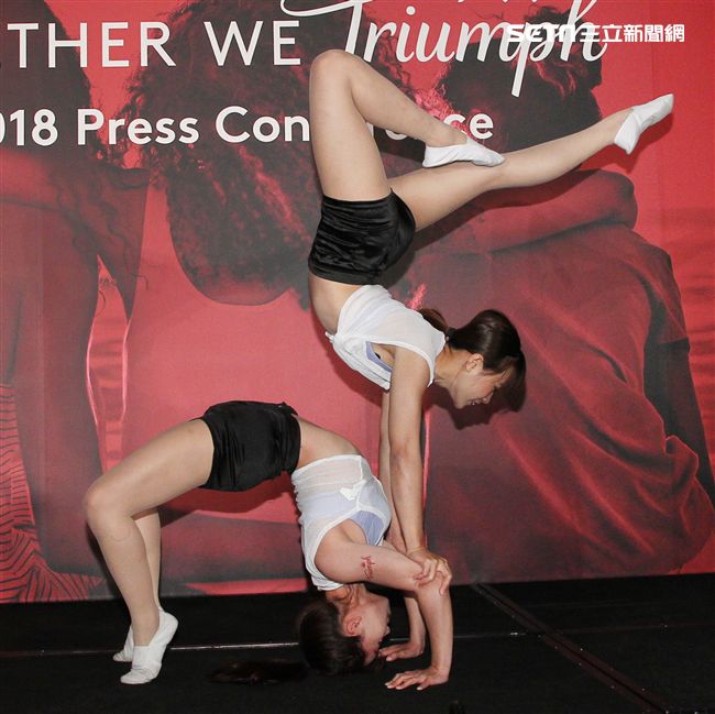 雙人特技舞蹈展現力與美。（記者邱榮吉/攝影）