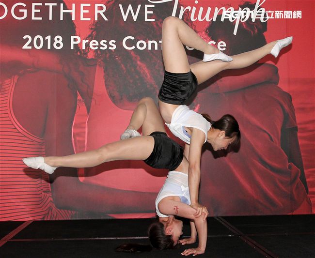 雙人特技舞蹈展現力與美。（記者邱榮吉/攝影）