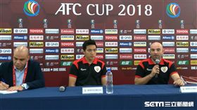 ▲澳門賓菲加總教練Bernardo Tavares（右一）與球員戴祖迪（中）。（圖／記者林辰彥攝影）