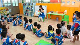 彰化縣府補助幼兒園中小班就學　8月實施　為照顧年輕父母、減輕養育子女負擔，彰化縣政府補助幼兒園中班、小班就學，每年每名幼兒補助新台幣1萬元，今年8月起將正式實施。圖為幼兒園內上課情景。中央社記者蕭博陽彰化縣攝　107年3月12日