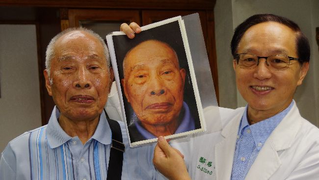 返陸探親顧面子！9旬翁整容判若兩人