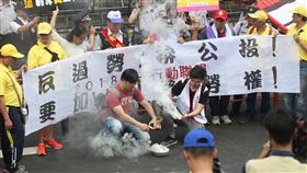 五一勞工大遊行抵達立院（3）2018五一行動聯盟發起「2018五一勞工大遊行」，1日登場，遊行民眾抵達立法院後，在大門前點燃狼煙表達立場。中央社記者張新偉攝　107年5月1日