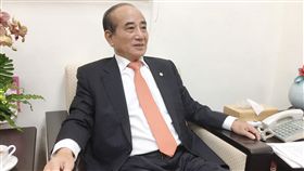 王金平：憲改要以國家為公   不能為黨私前立法院長、中國國民黨籍立法委員王金平11日表示，現在是推動憲改好時機，他將邀專家學者、官僚體系共同研究討論台灣適合總統制還是內閣制，也會將研究成果提供給社會大眾參考。中央社記者劉冠廷攝  106年10月11日