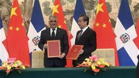 中國外交部長王毅和多明尼加外交部長瓦爾加斯1日上午在北京舉行簽署儀式，紀念兩國建交／中國青年報