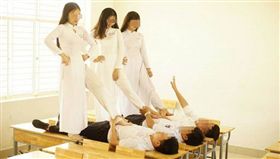 越南,畢業照,奧黛,Áo dài,下體,M字腿,學士服,傳統, 圖／翻攝自zing　https://goo.gl/HujvvK