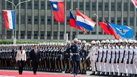 蔡英文以軍禮歡迎巴拉圭總統卡提斯。（總統府提供）