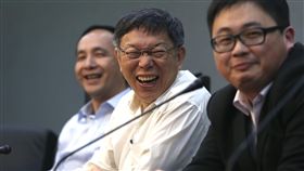 柯文哲：每天做好該做的事台北市長柯文哲（中）19日表示，如果每天回應民調都不用活了，況且民調公司又多，每天做出來答案都不一樣，老話一句「每天做自己該做的事就好」。中央社記者徐肇昌攝  107年4月19日