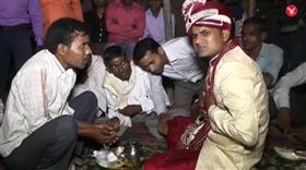 印度／新郎婚禮上遭槍殺　「槍擊瞬間」曝光　圖／翻攝自《The Independent》
