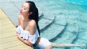 港星李思欣赴菲工作偷閒穿上泳裝秀身材。（圖／翻攝自IG)