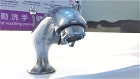 台水施工停水9小時　桃園2600戶受影響台灣自來水公司第二區管理處辦理「高鐵區水壓水量監控設備增設」工程，22日晚間9時起，桃園市大園與中壢地區約2600戶將停水9小時，提醒民眾提前儲水備用。中央社記者吳睿騏桃園攝　107年3月21日 -省水-水龍頭-儲水-