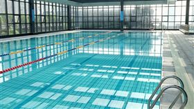 不會游泳卻去泳池打工？遇溺水被救　他反告救生員和警察