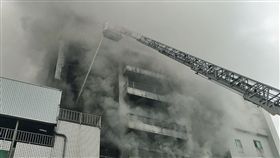 敬鵬平鎮廠大火 消防員2死4無生命跡象1傷(2)桃園市平鎮區敬鵬工廠大火現場今天早上尚未完全撲滅，消防隊員仍在現場持續控制火勢。中央社記者吳睿騏桃園攝　107年4月29日