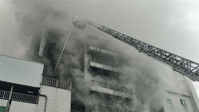 兩千公升柴油成火瀑　機具倒塌斷生路