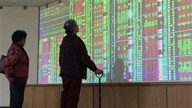 16:9
台股收盤攻上11000點（1）台北股市12日收盤上漲137.28點，為11002.1點，漲幅1.26%，成交金額新台幣1398.44億元。中央社記者董俊志攝　107年3月12日